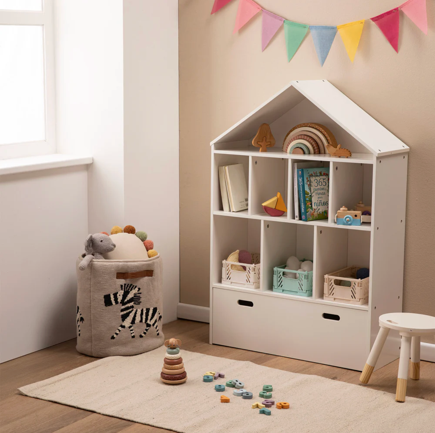 Dormitorio infantil decorado con muebles funcionales, textiles acogedores y accesorios en tonos suaves.