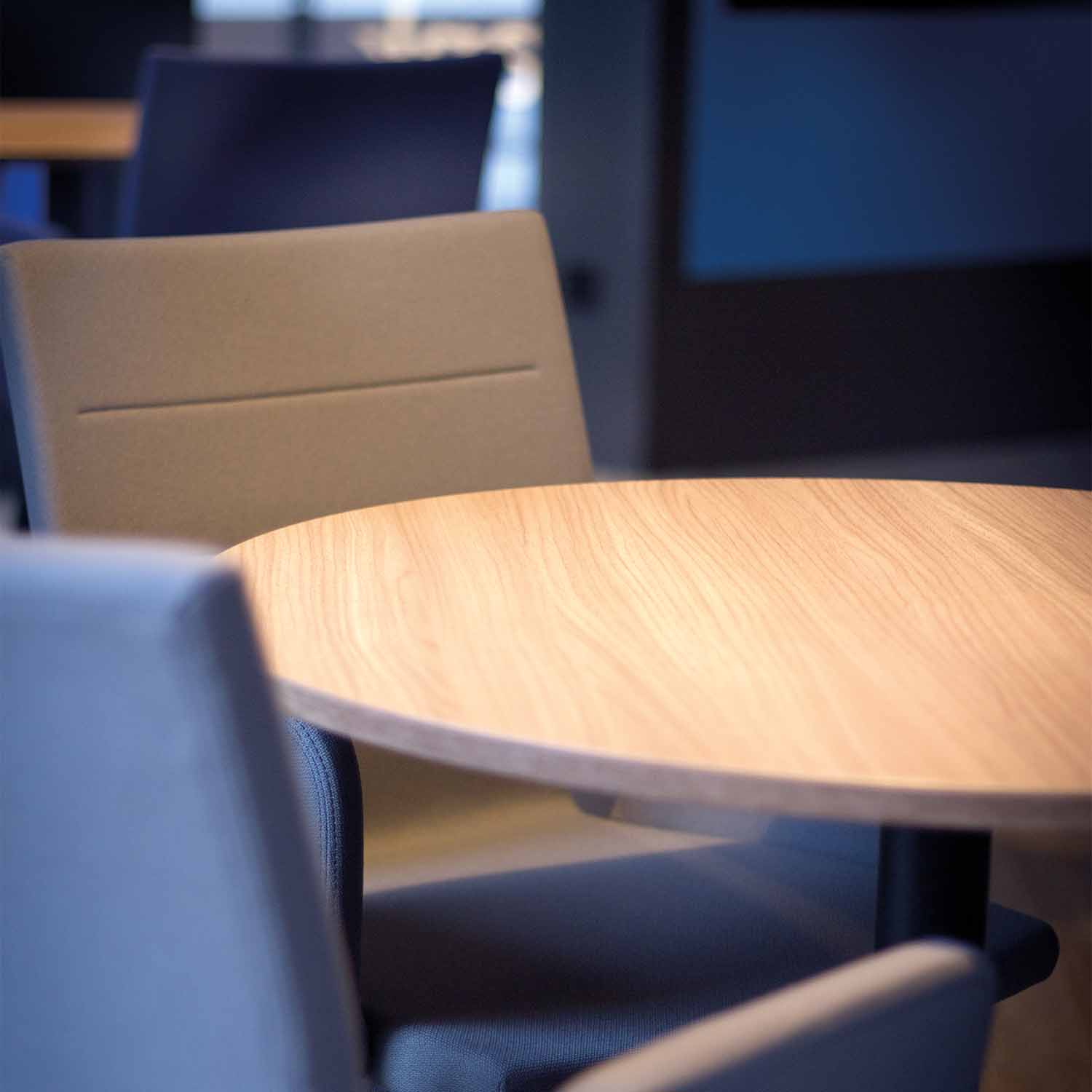 Coordinación de mobiliario: la armonía entre mesas y sillas en el diseño integral de reuniones - Form Design