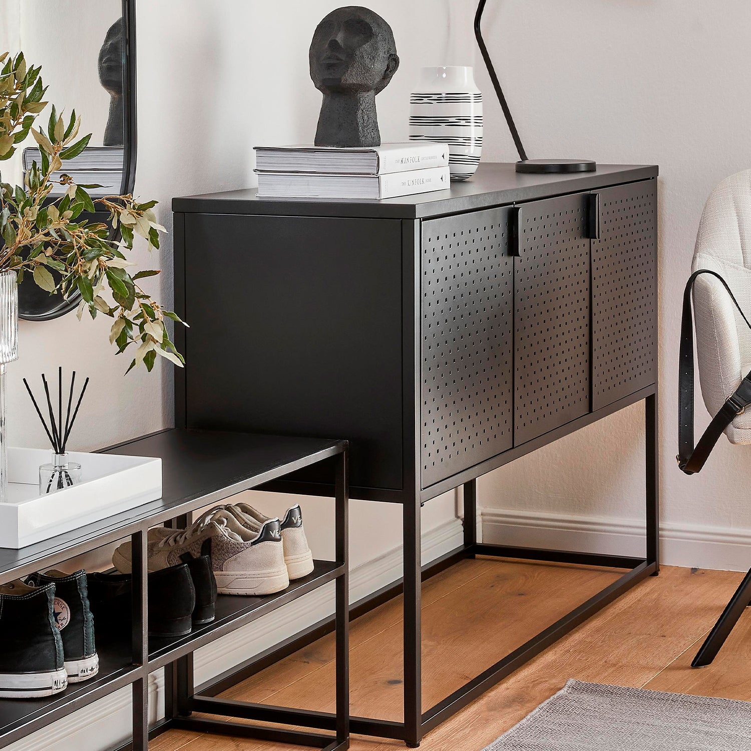 Arrimo medio Newton 3 puertas Negro - Form Design