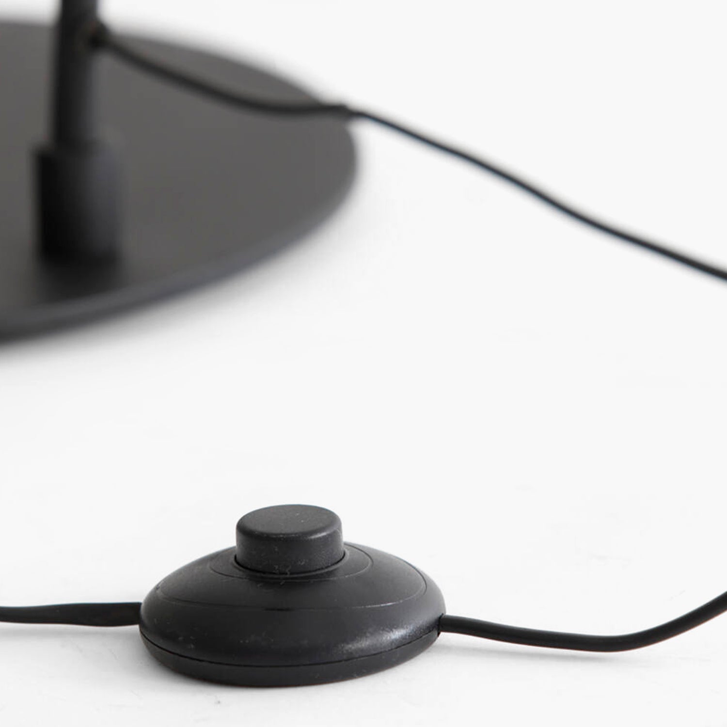 Lámpara de Pie Aleso Negro - Form Design