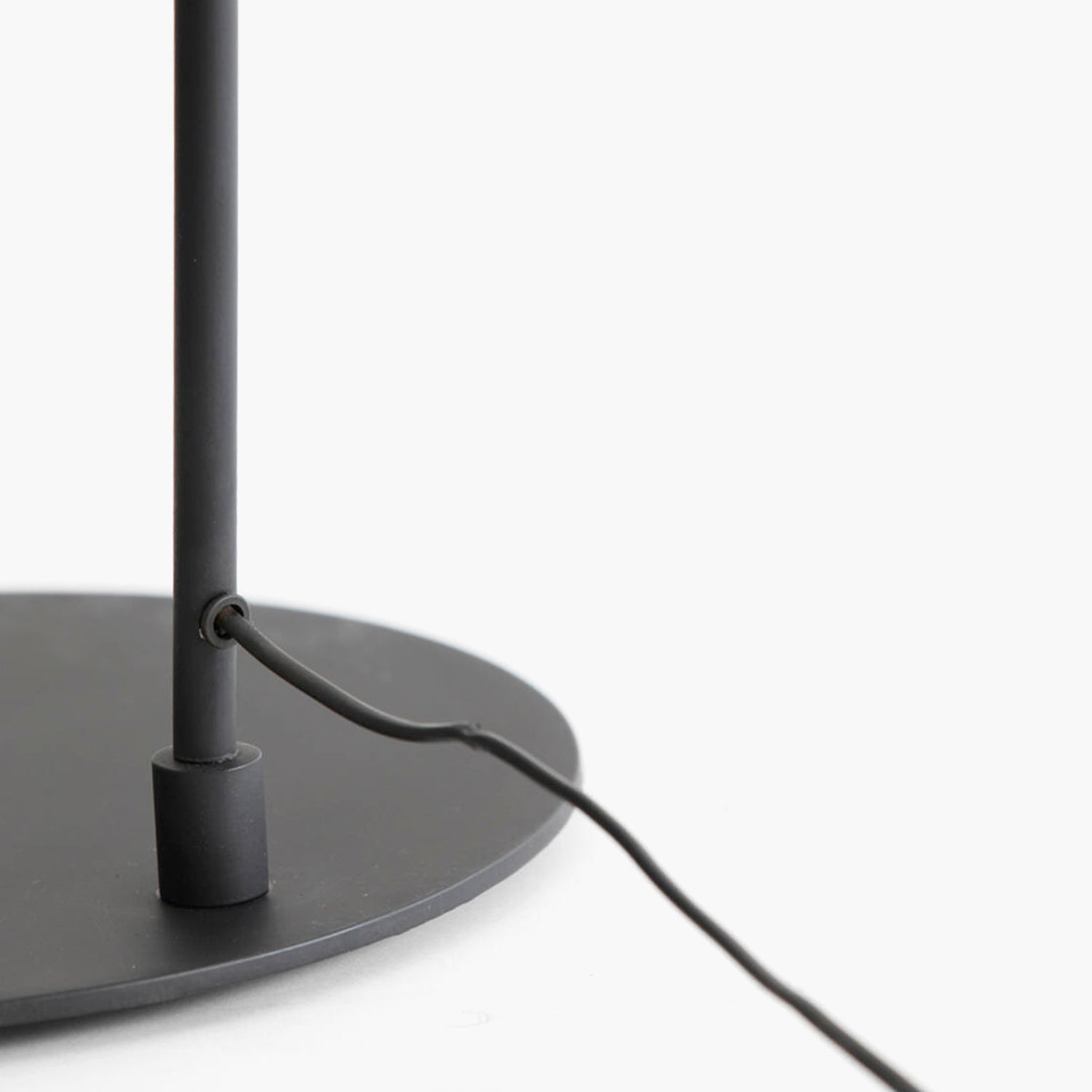 Lámpara de Pie Aleso Negro - Form Design